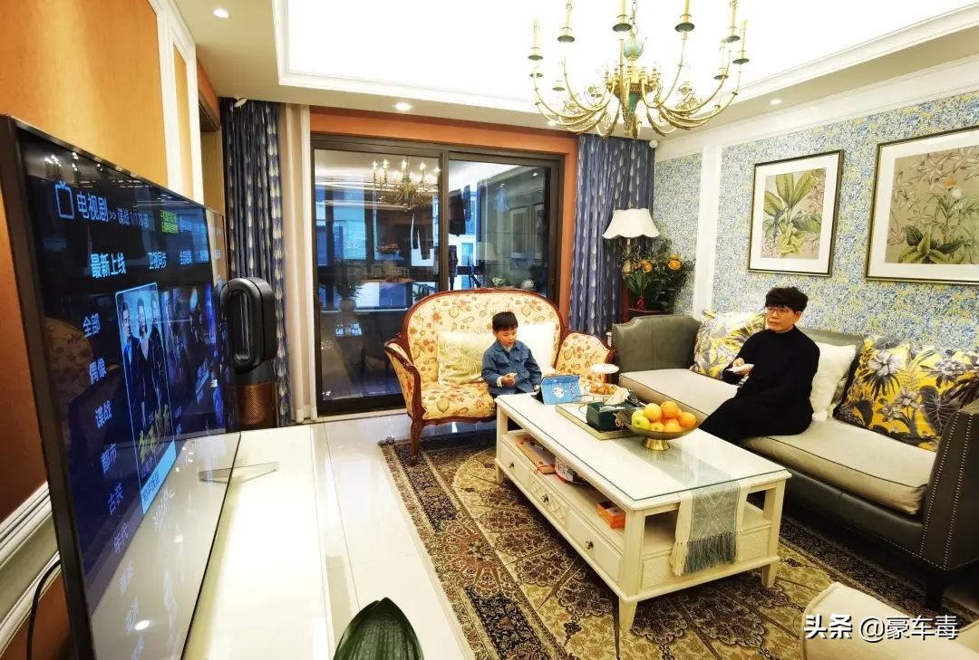 豪车毒老纪考斯特,豪车毒老纪小跟班