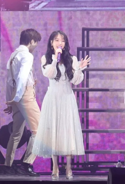 iu俏皮可爱超级美,iu杂志照曝光穿裙装清纯甜美