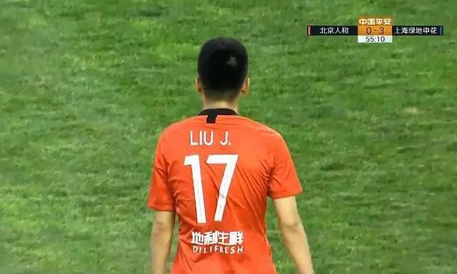 中超上演“连环脚”,申花队长被踢成“内马尔滚”