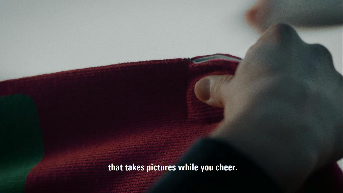 即可为球队加油又可玩自拍的围巾