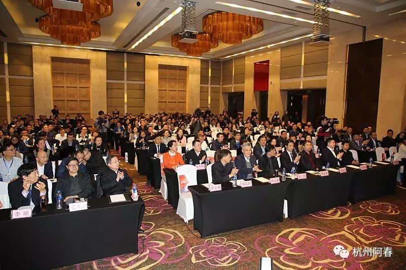 超百图再现2018年服装圈内那三十道靓丽风景……