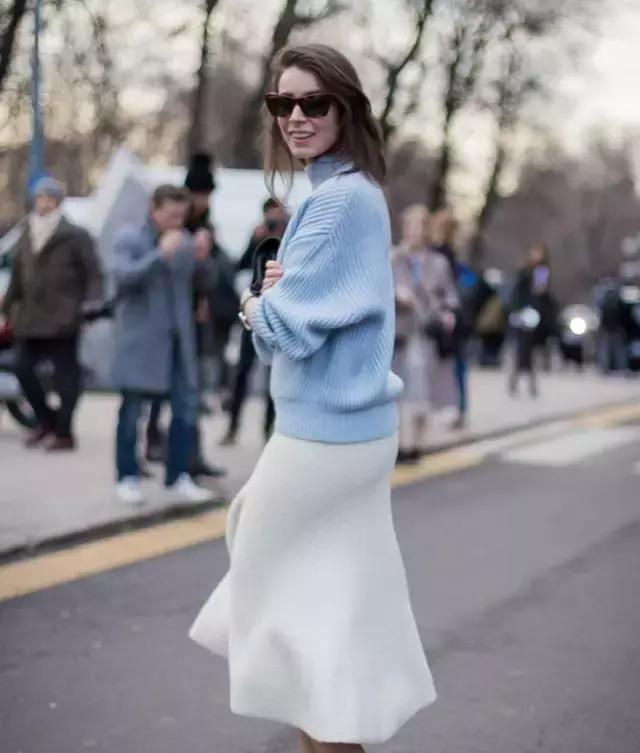 藏青色和黑色哪个更显白显气质,穿这几个颜色显白又气质