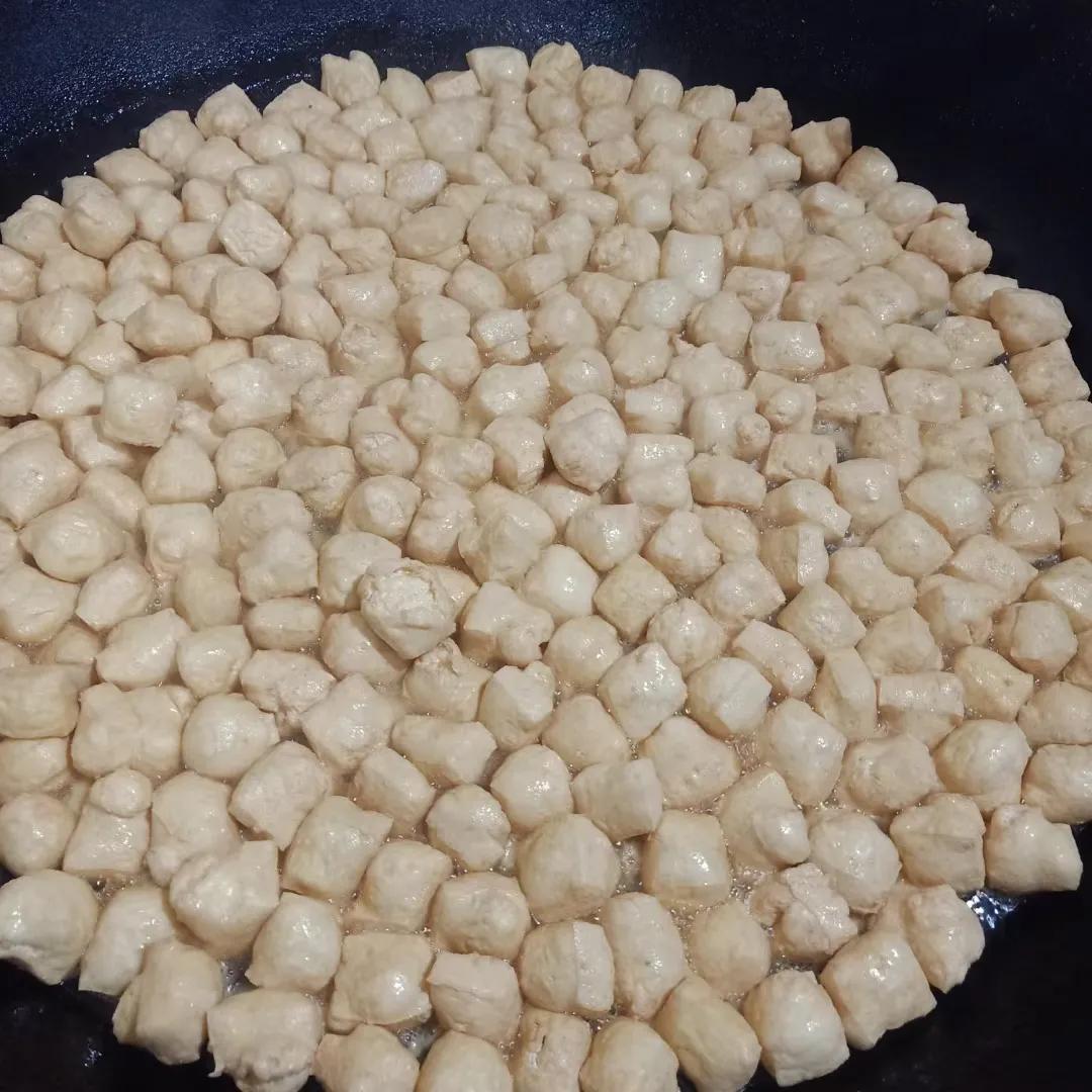 如何制作豆腐泡的方法,白豆腐如何炸成豆泡