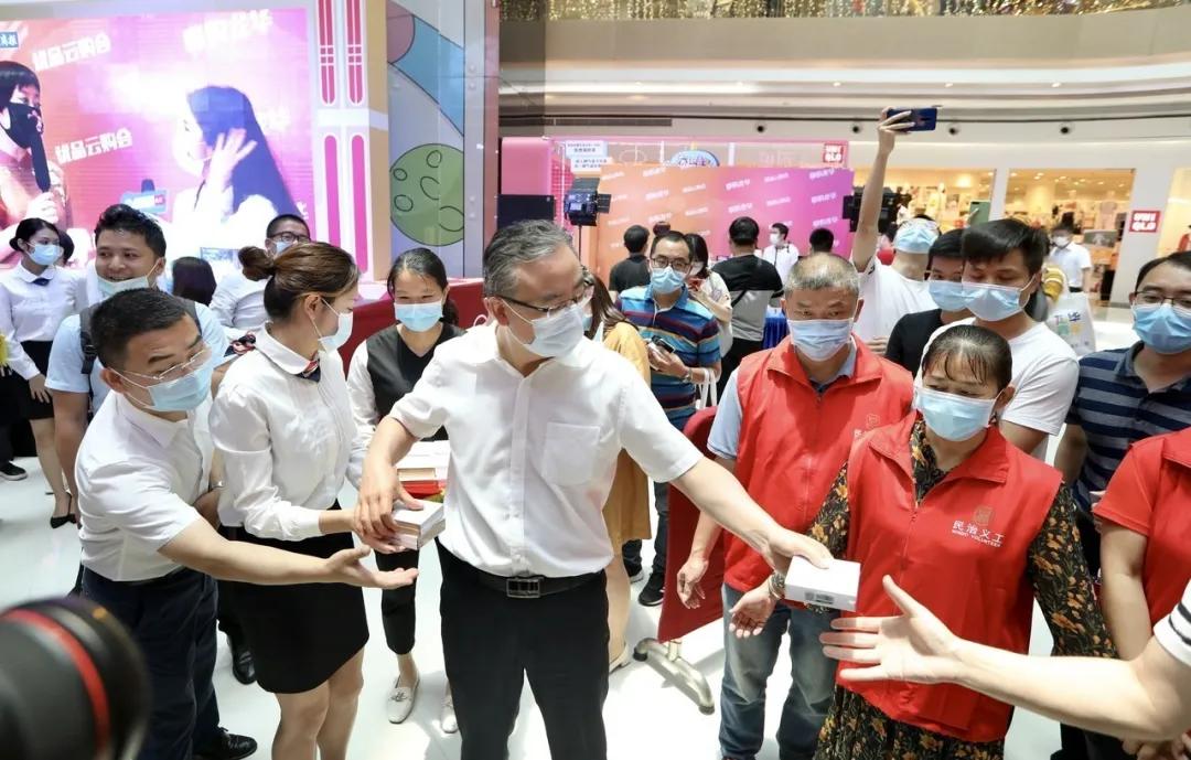 龙华区领导和知名主播亮相直播间，为龙华产品打CALL带货！网友：过瘾