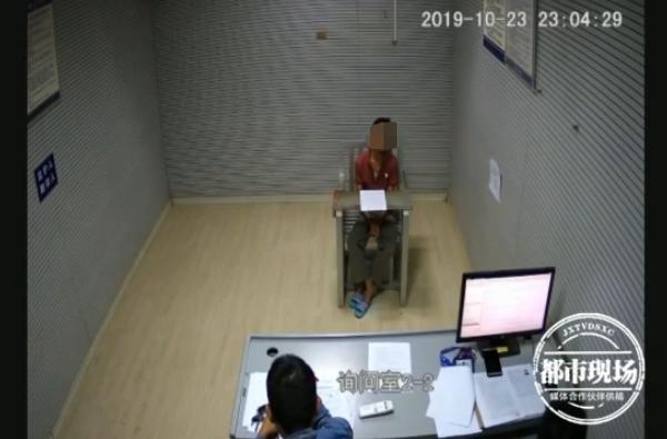 密码纸条就夹在存折中！家中被盗后，男子直接去银行取钱