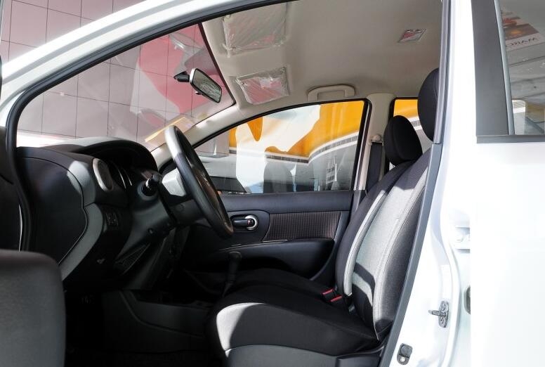 性价比和飞度差不多的车型,2014日产骊威1.6l自动挡车怎么样