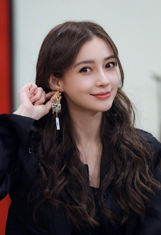 为啥刚上完粉底液过一会就特别黄,为什么刚涂粉底液就觉得浮粉