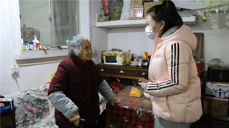 【紧紧依靠人民群众打赢疫情防控阻击战】怀化鹤城区：暖心！社区*党**员志愿者甘当隔离居民“跑腿代购员”