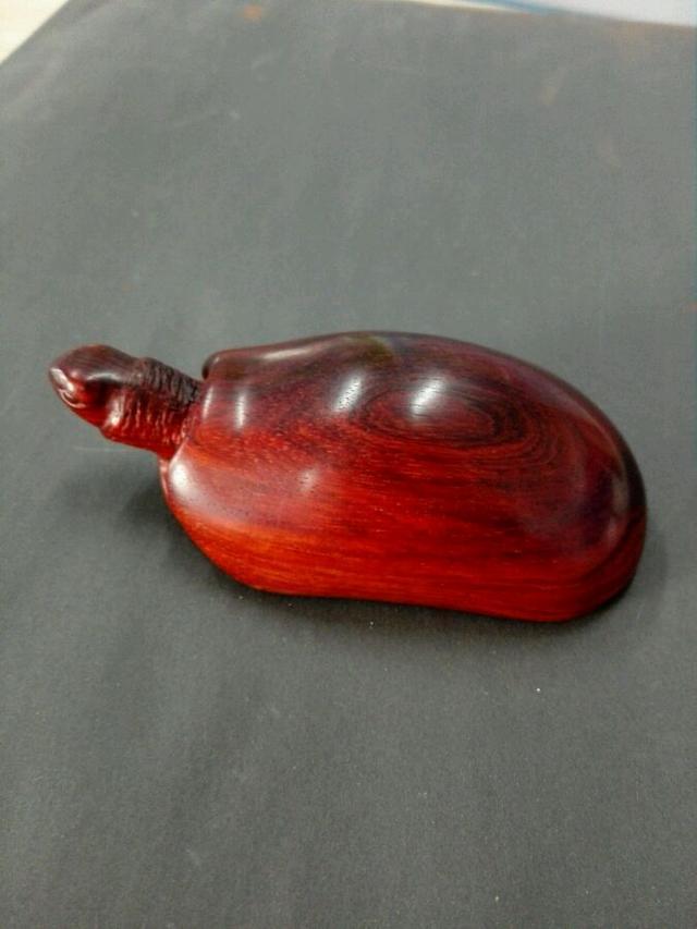 从朋友那抢了块料子,心情不好雕个乌龟王八蛋