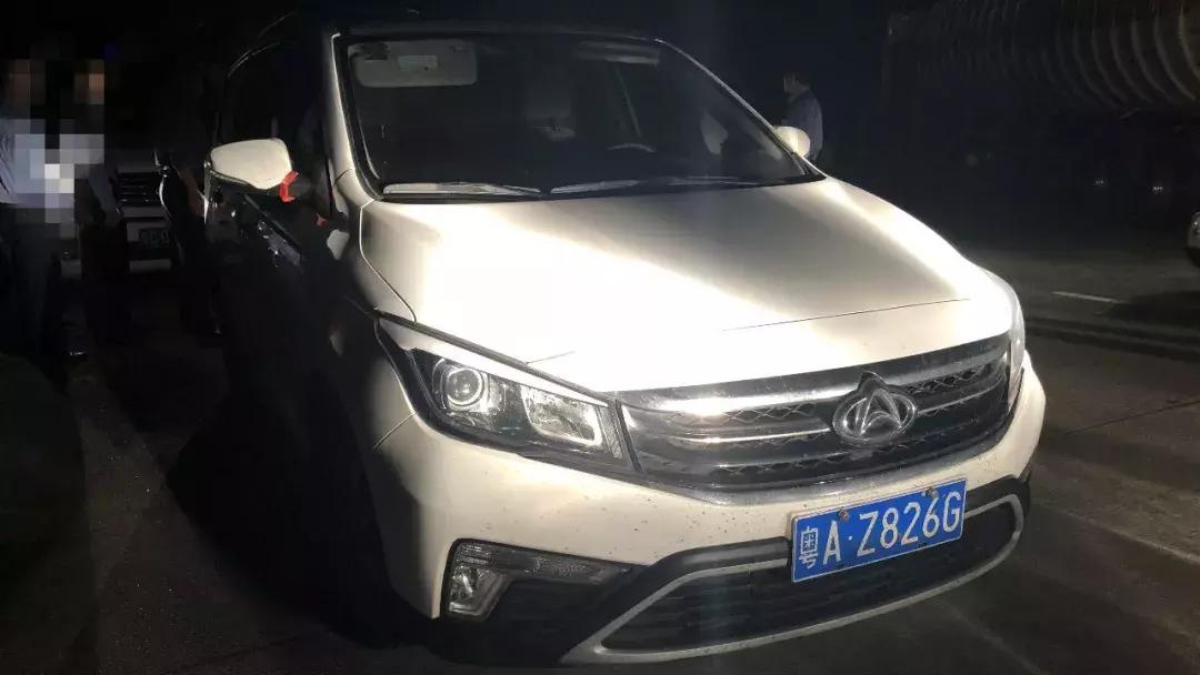 男子开面包车撞上电动车逃逸,男子开面包车撞上电动车后逃逸