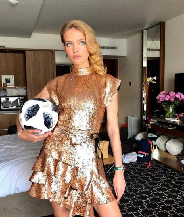 Lv太子妃人生开了挂，穿开叉裙大秀模特长腿，衣品太赞