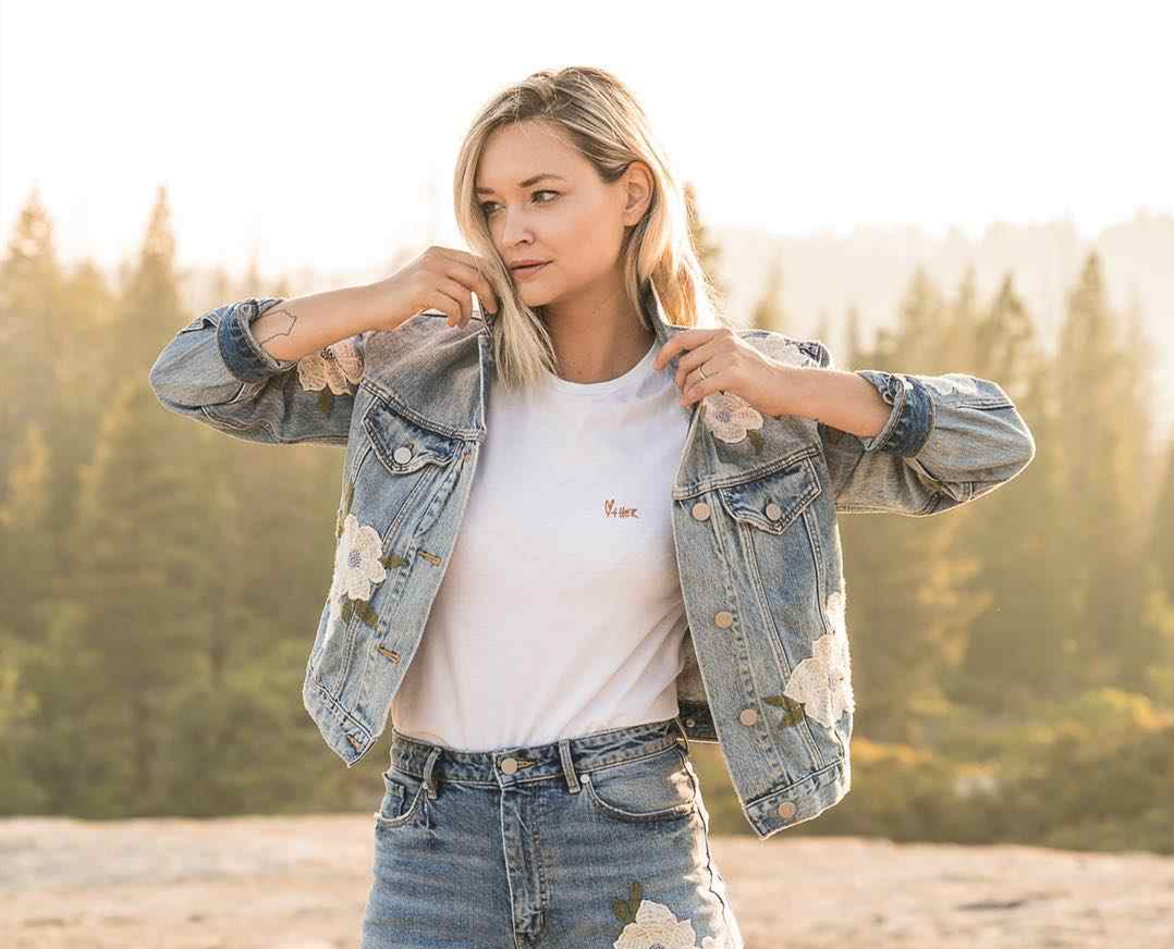 秋天换季内搭怎么选?选对一款白色打底衫,轻松承包多款造型