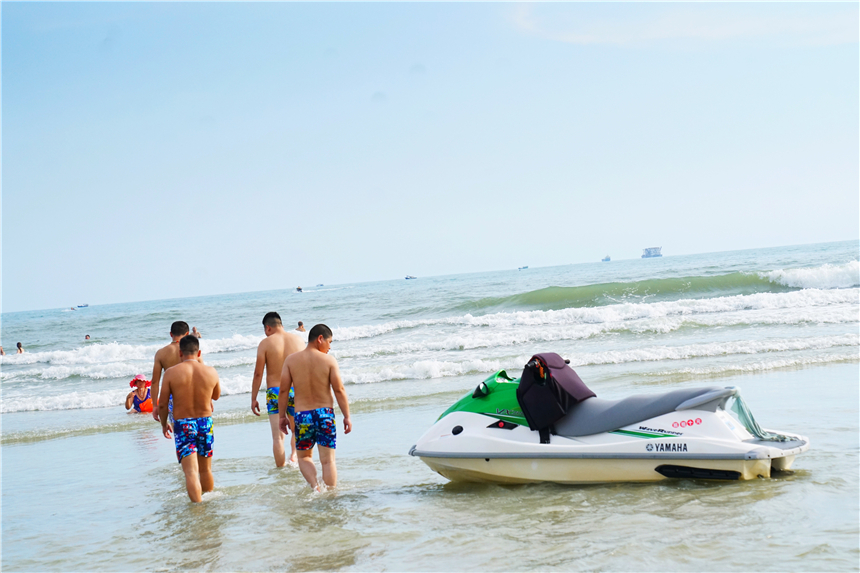 北海旅游，鲜榨果汁6块深海鲍鱼1.2元，东北大哥为何在此居住30年