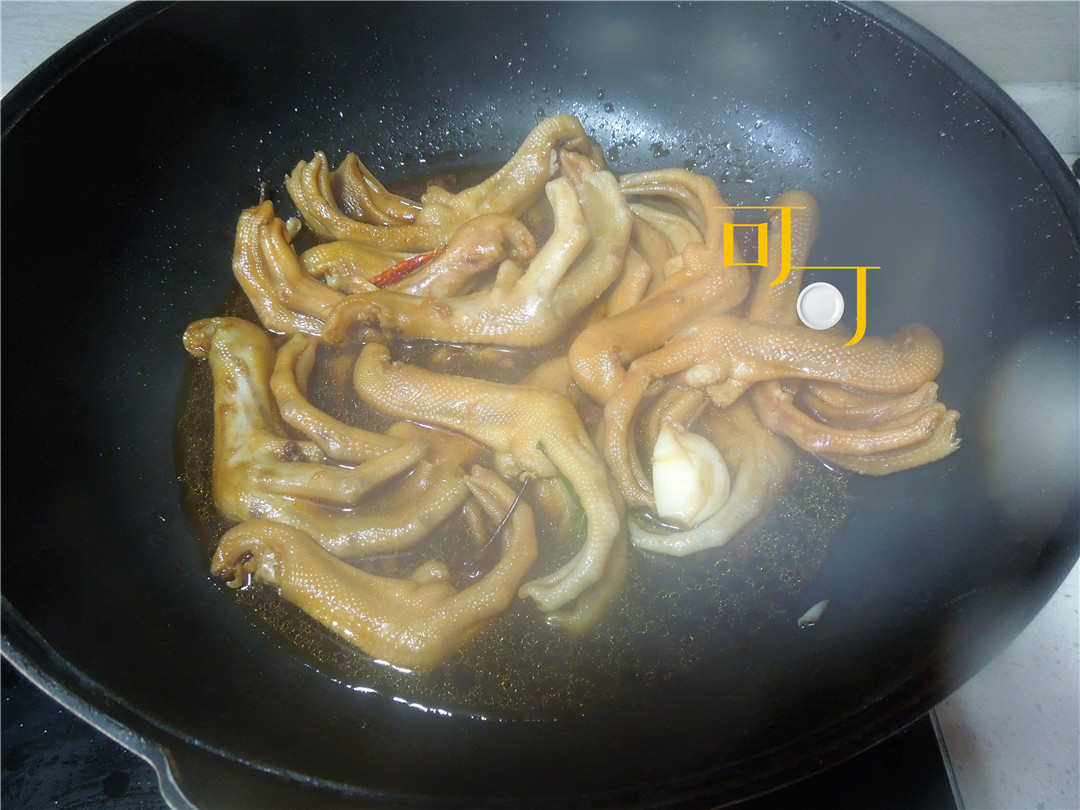 香辣爽口的鸭掌啃上一口停不下来,香辣卤鸭掌的做法