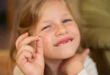 宝宝长乳牙注意事项及禁忌,一定要注意孩子的乳牙很重要