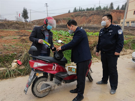 驻村工作队成快递小哥,脱贫攻坚工作队变身