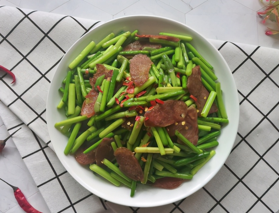 蒜苔炒鸡蛋的蒜苔到底要不要焯水,蒜苔肉丝的蒜苔过油后要泡水吗