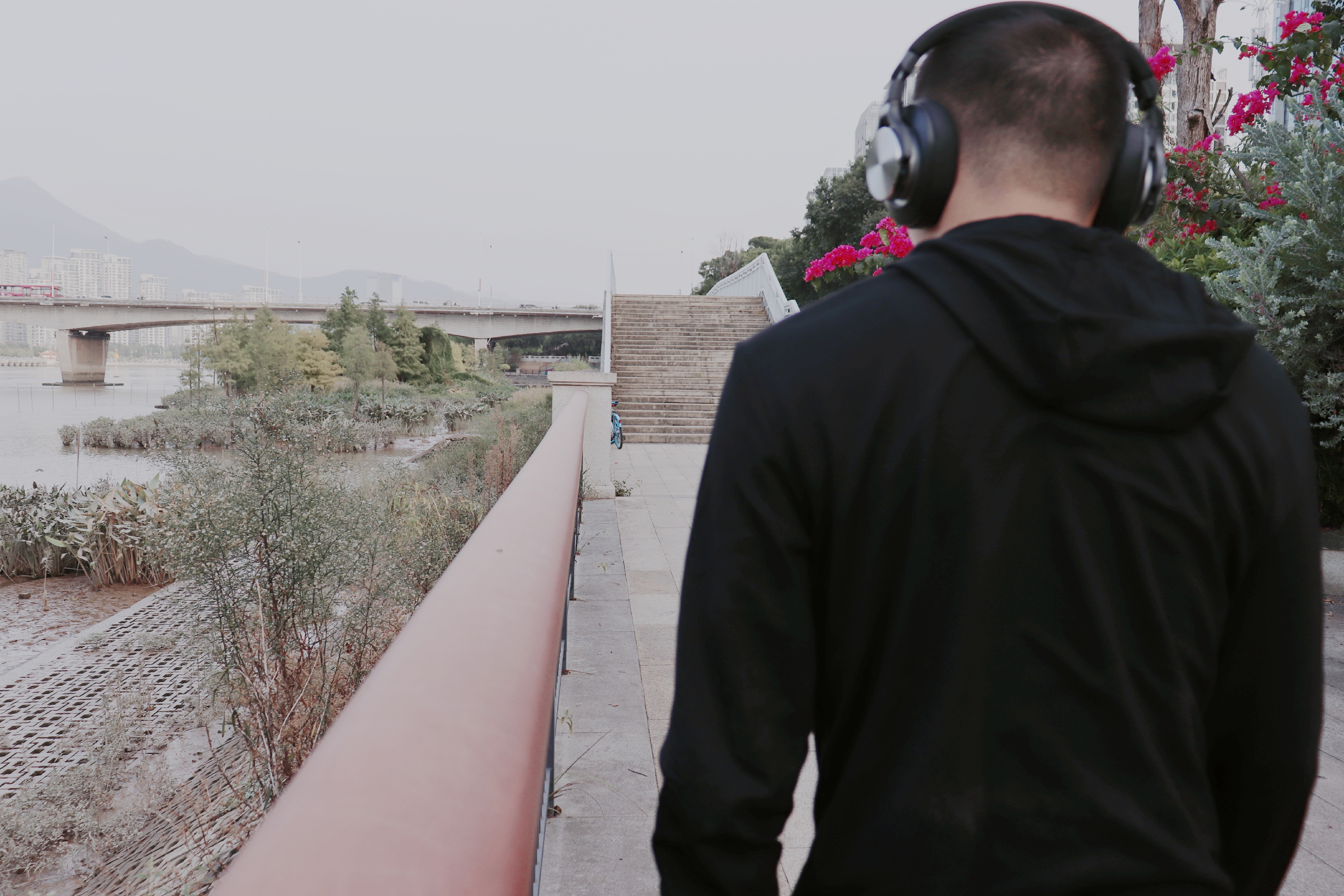 聆听击音K5头戴式主动降噪蓝牙耳机，你的心情便也能放晴了