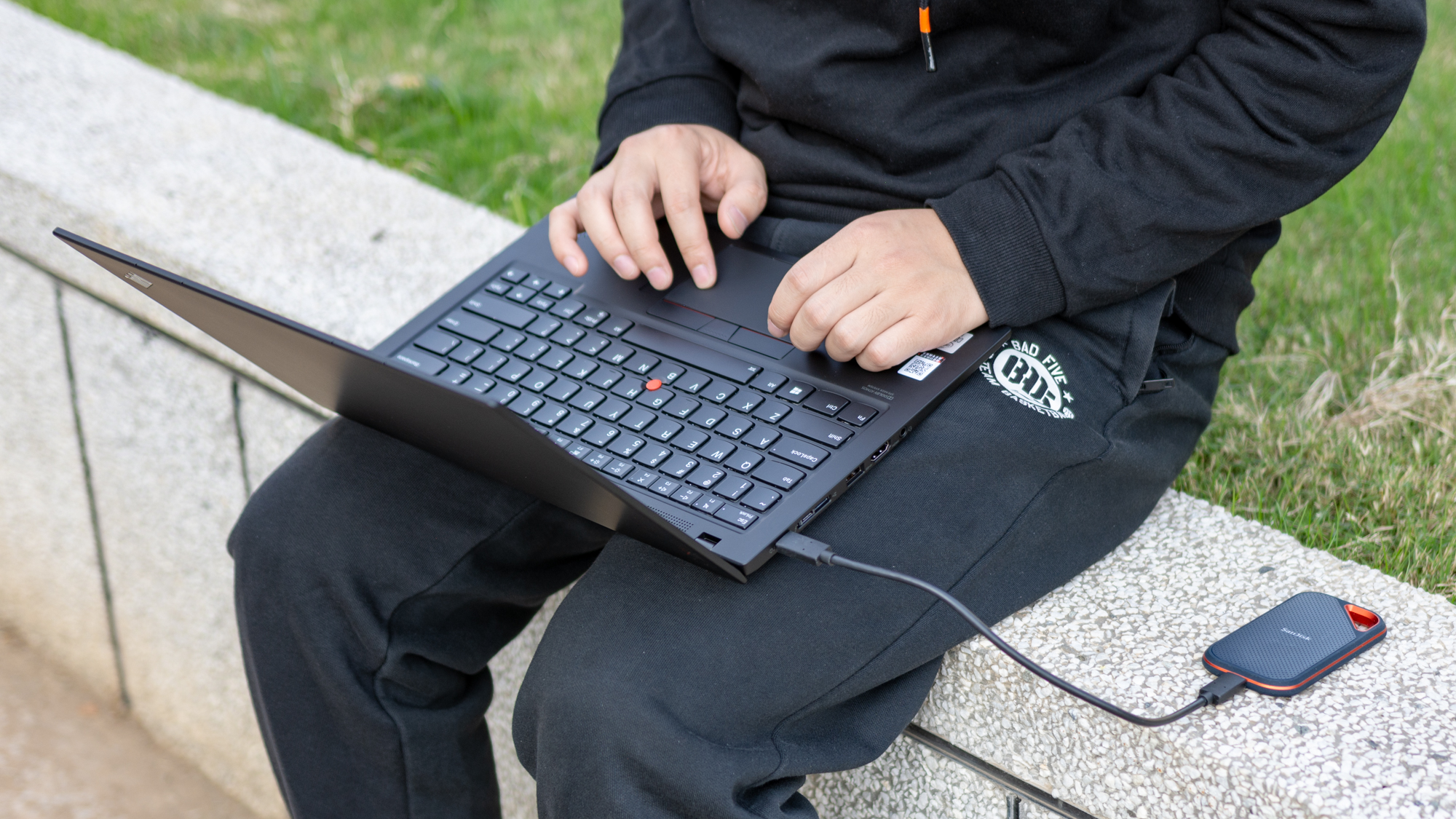 千兆传输速度移动硬盘,闪迪至尊高速固态硬盘4k读写速度