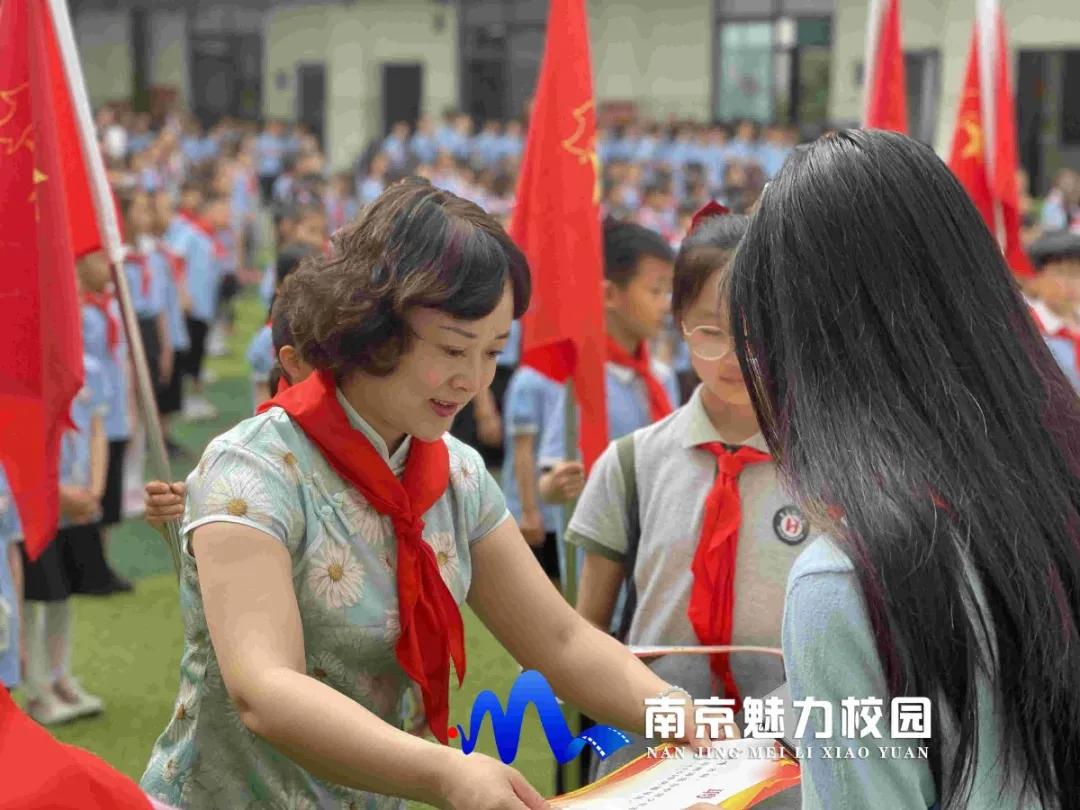 动态丨南京市百家湖小学:红领巾心向*党**2020级新生首批入队仪式