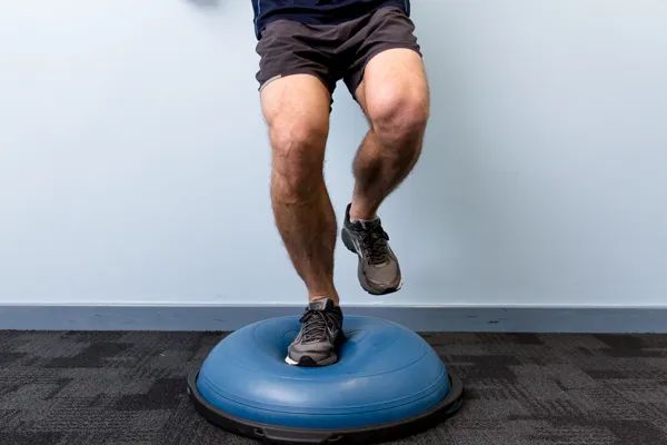 爬行健身的正确姿势,健身靠墙蹲正确姿势