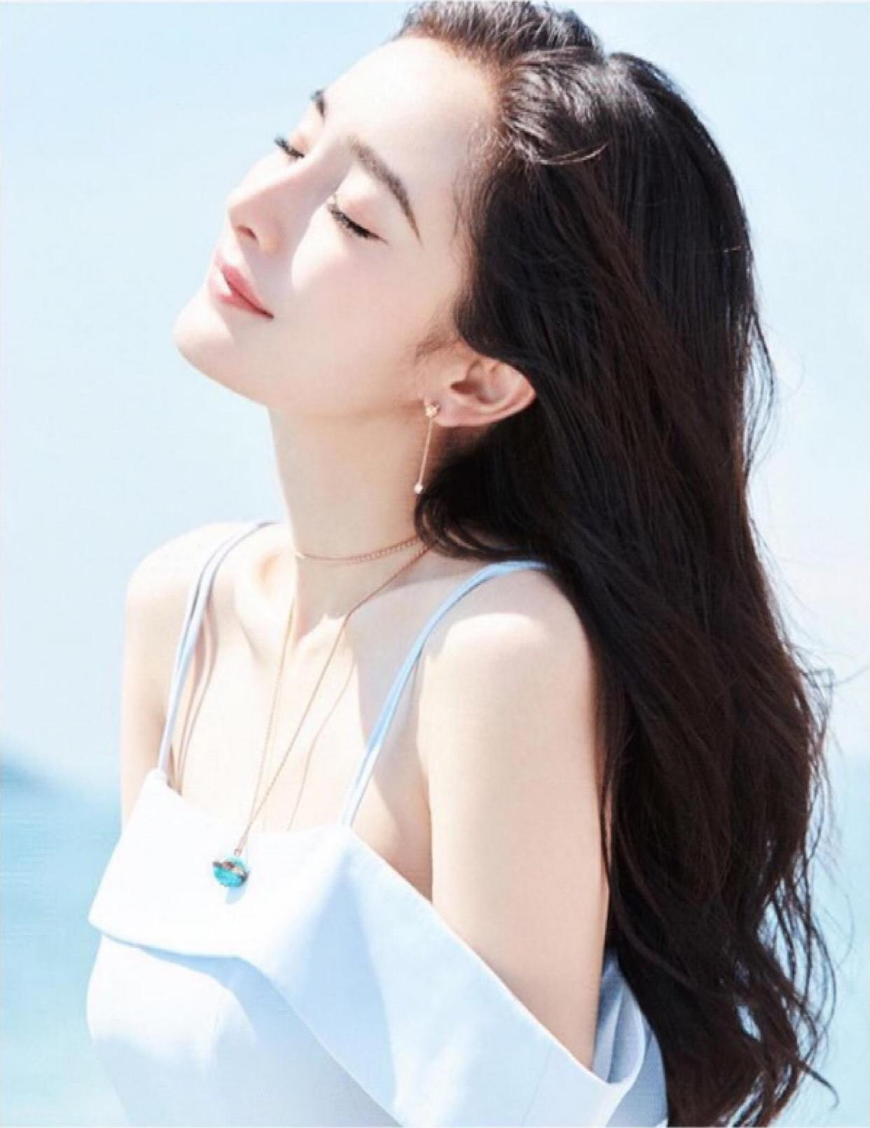 杨幂走路姿势动图,杨幂爬凳子姿势