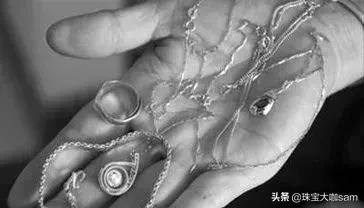 银饰变绿是因为纯度不够吗,怎么鉴别银饰纯度