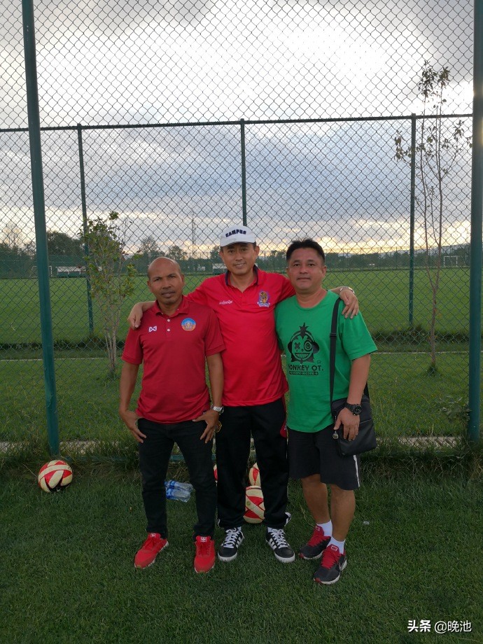 云南彩蕴康庄体育大力推广校园足球，训练后放松有创意！动静结合