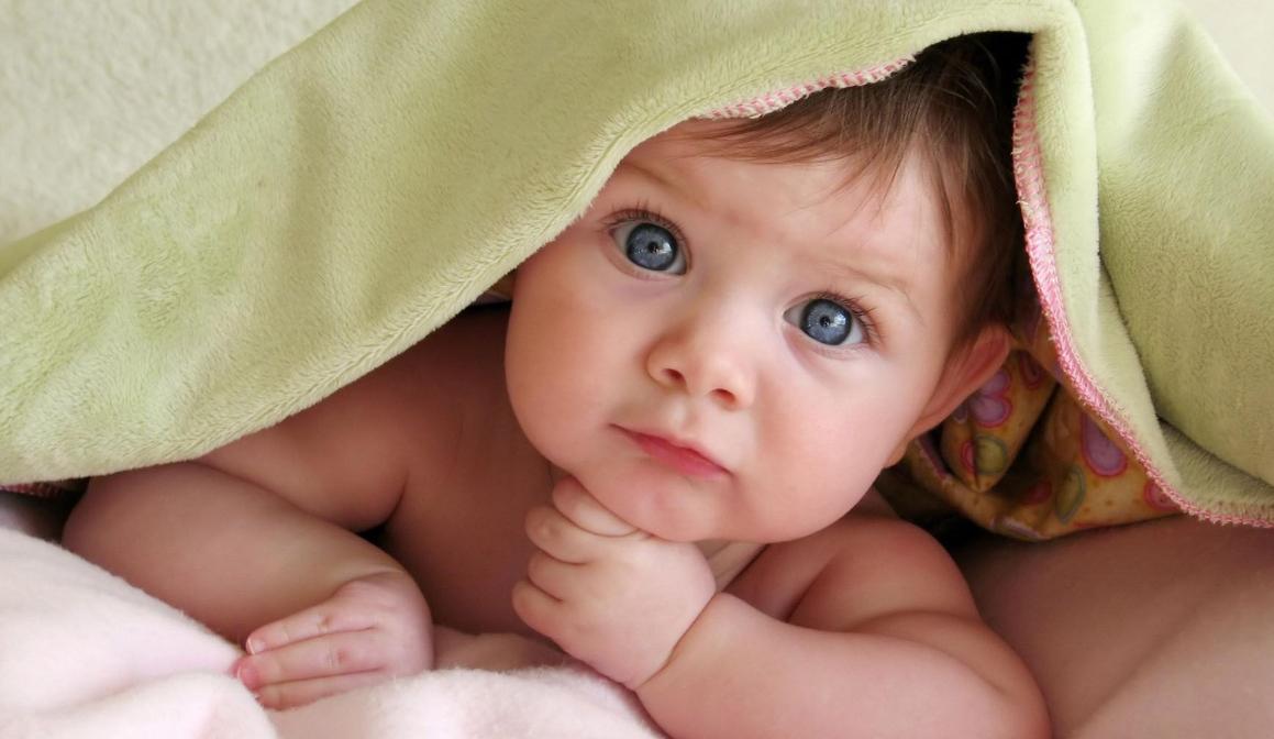 小孩看到很久没见的妈妈一秒变脸,一看到妈妈的脸宝宝就不再哭闹了