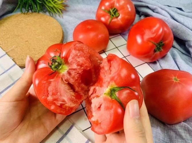 买西红柿时要小心“激素西红柿”，学会4个方法，轻松鉴别