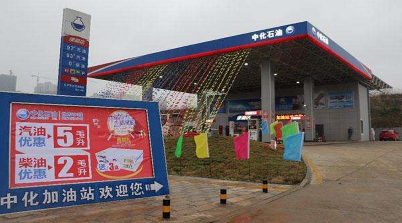 开车去加油站加油时需要注意什么,车进入加油站要注意什么