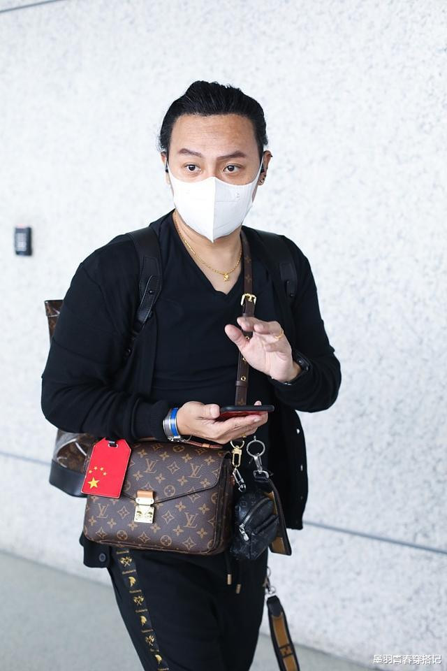 陈志朋回归低调?背3个LV包走机场,走哪都带着五星爱国手机壳