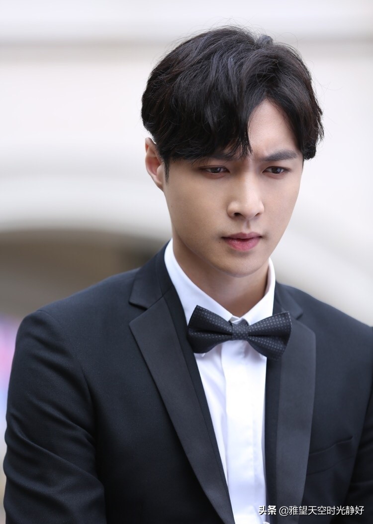 痞帅风男明星壁纸黑色,黑色西装壁纸