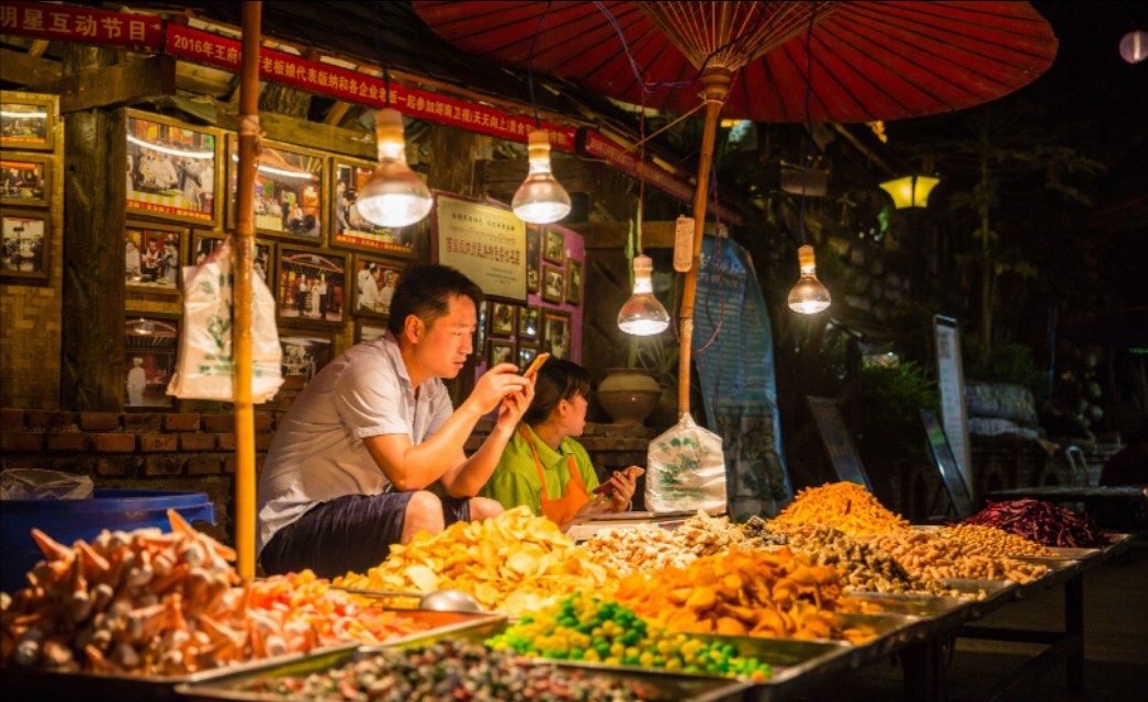 西双版纳地处祖国西南边陲,西双版纳当地人靠什么生活
