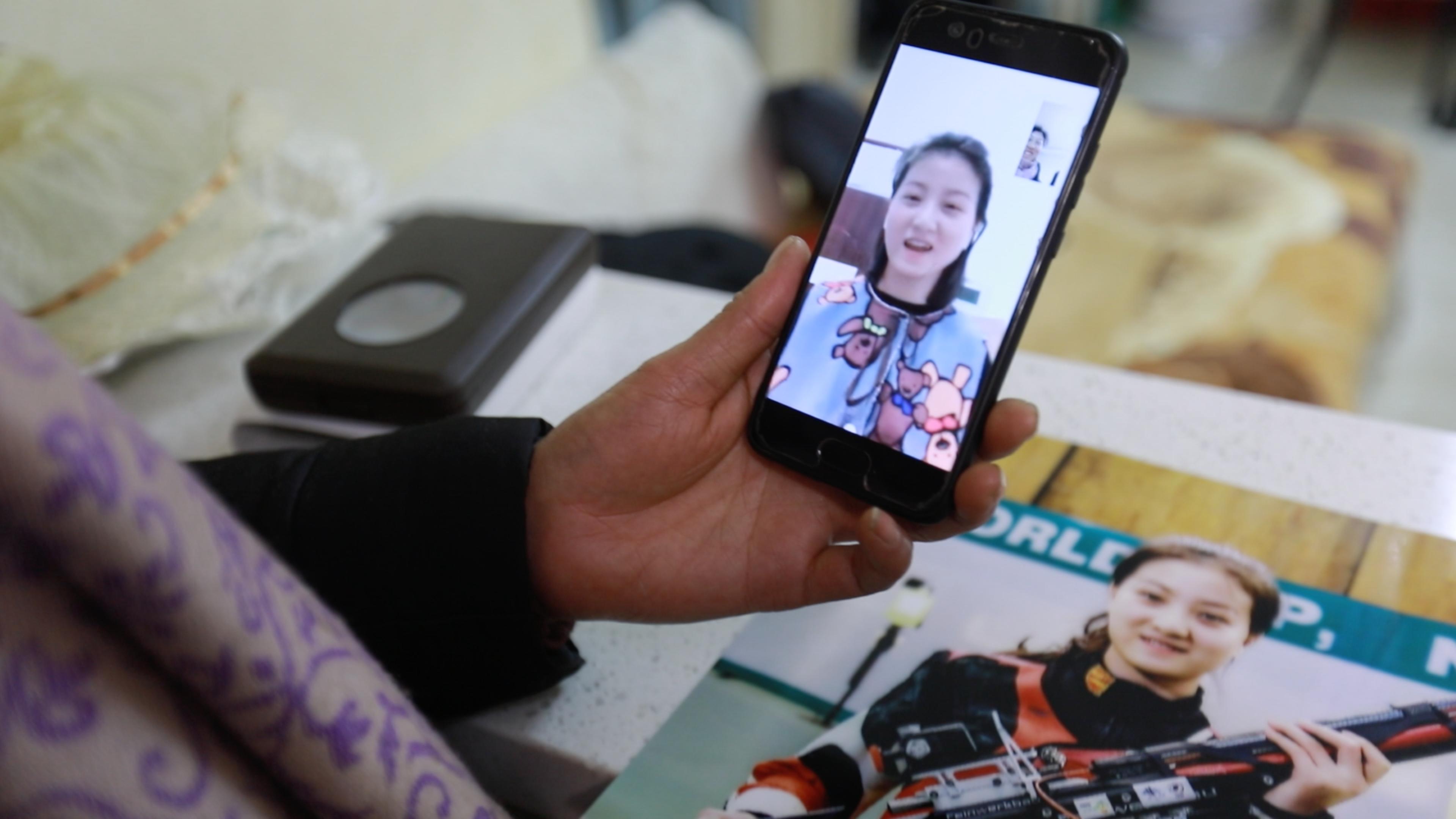 世界冠军母亲带全村留守女儿就业,世界冠军为小女孩圆梦