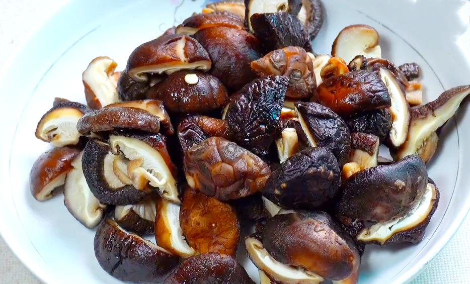 最近很火的黄焖鸡，大厨教你正宗做法，学会后再也不用点外卖了