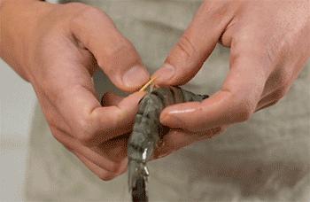 不管活虾还是冻虾，都别直接下锅！牢记这3点保证虾肉香嫩无腥味