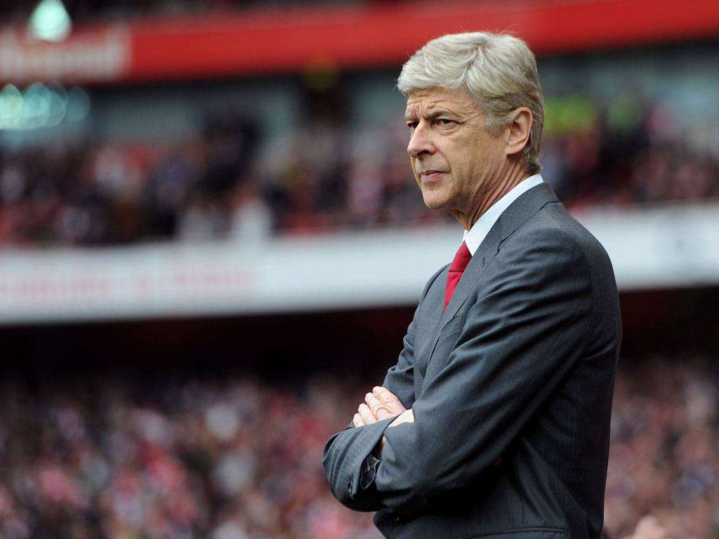 满不在乎？温格不戴口罩在公园晨练，头戴“别慌，放松一点”帽子