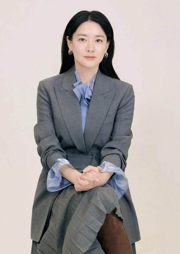 李英爱穿复古长裙优雅,49岁李英爱近期照片穿开衫毛衣