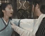 别再趴着睡觉了！22岁小伙一觉醒来“手残”了！医生：最好的睡姿是它