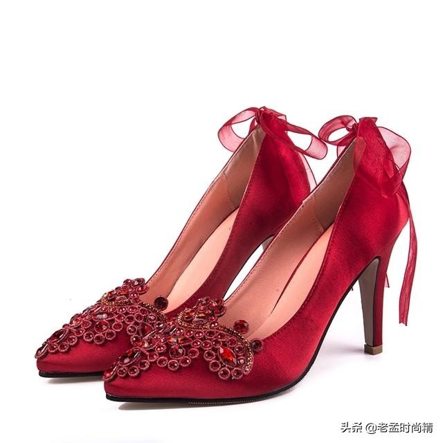 尖头的高跟鞋优雅又时尚,blingbling的蝴蝶结高跟鞋