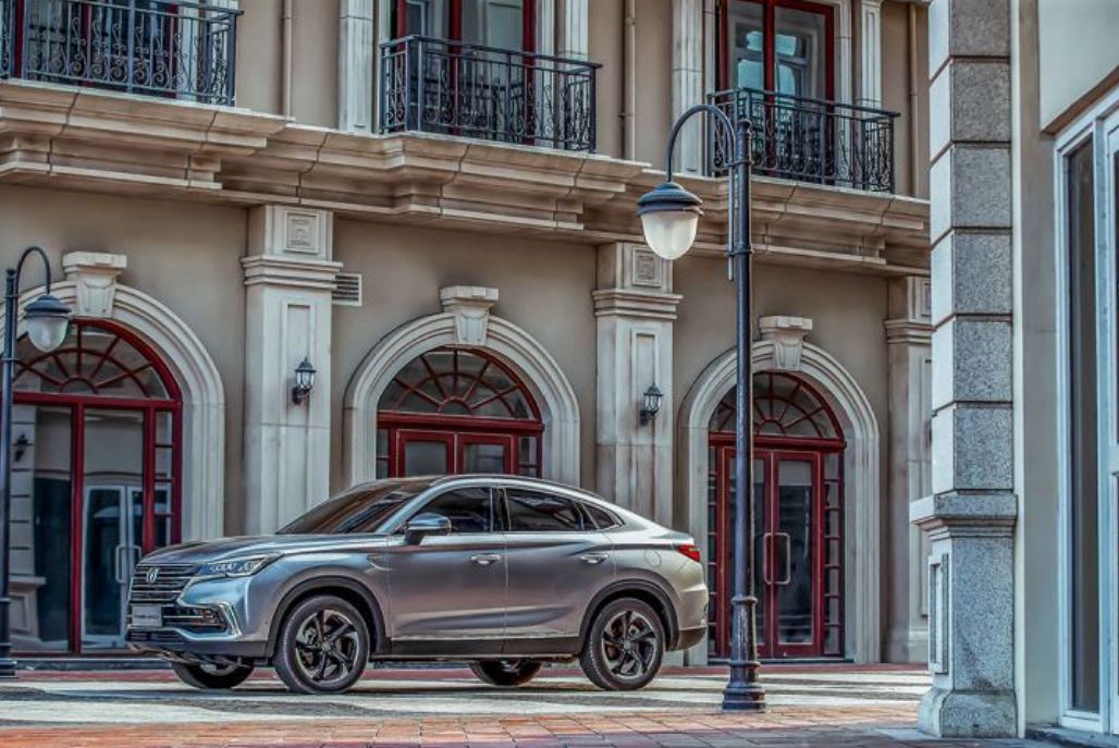 发动机水箱加水可以吗,发动机水箱加水的正确方法