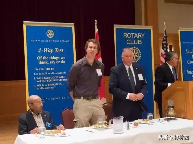 用零花钱给非洲挖了1000多口井，只因孩子眼泪，是那里最干净的水