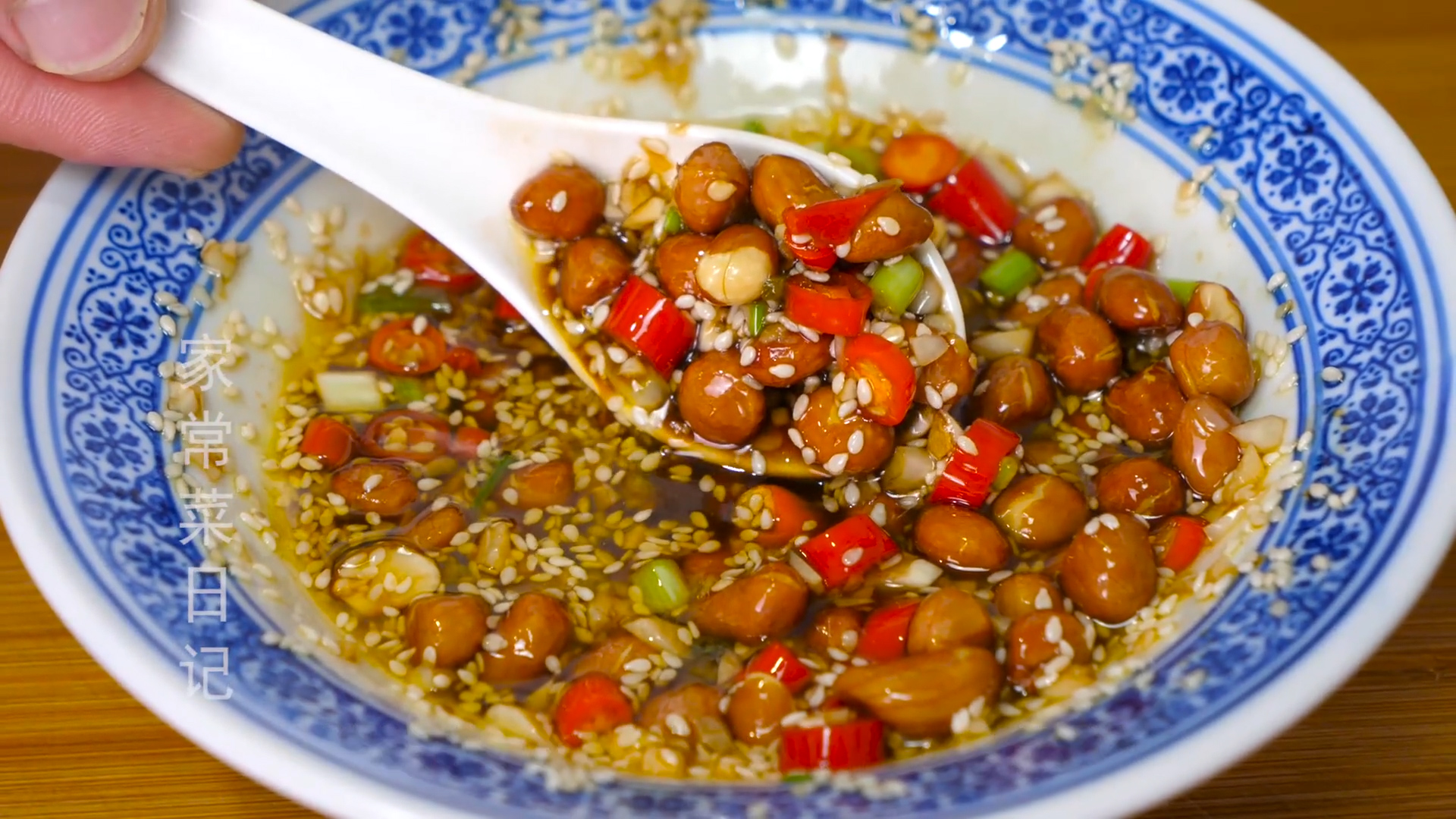 拌黄瓜很多人第一步就错了,拌黄瓜用盐杀水还是用糖杀水