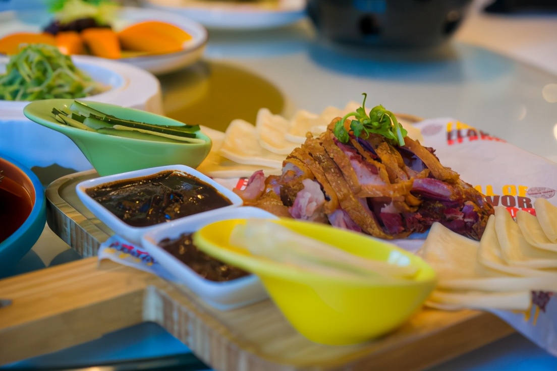 商量岗内的这家酒店,四季气候适宜居住,住客宛若身处桃花源