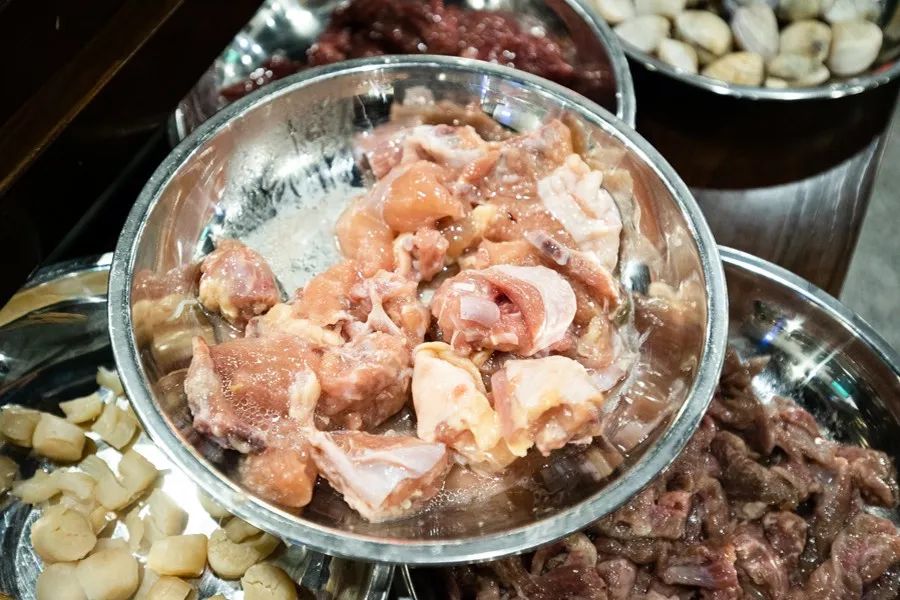 这家噗噗噗的粥底火锅店，稳就一个字