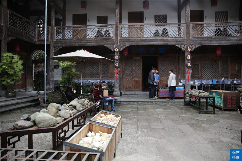 腾冲古镇旅游，游客花几千元买下翡翠赌石，一刀切下身价飙涨