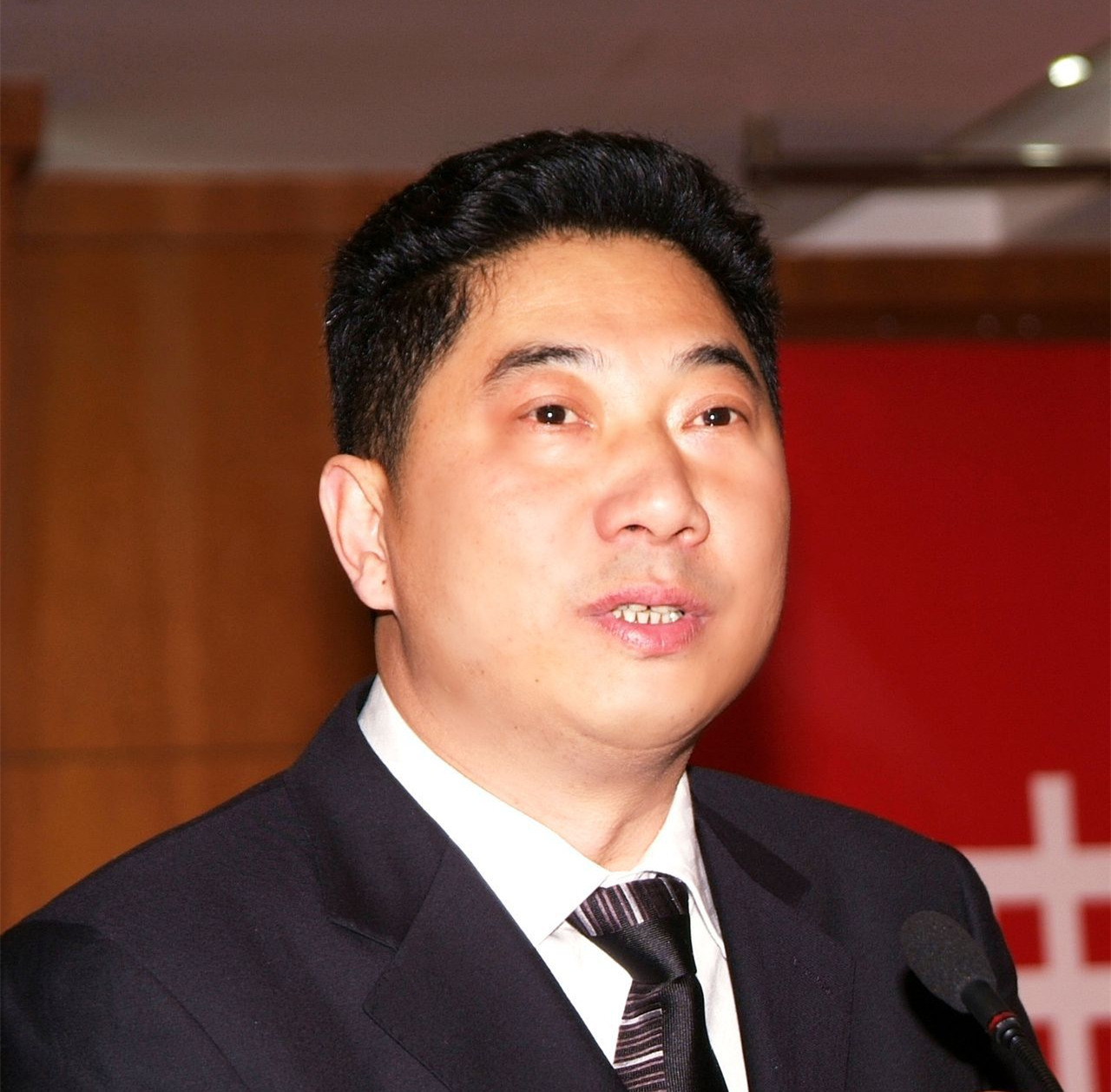 辞去百万年薪回乡教书,辞去稳定工作做化妆师