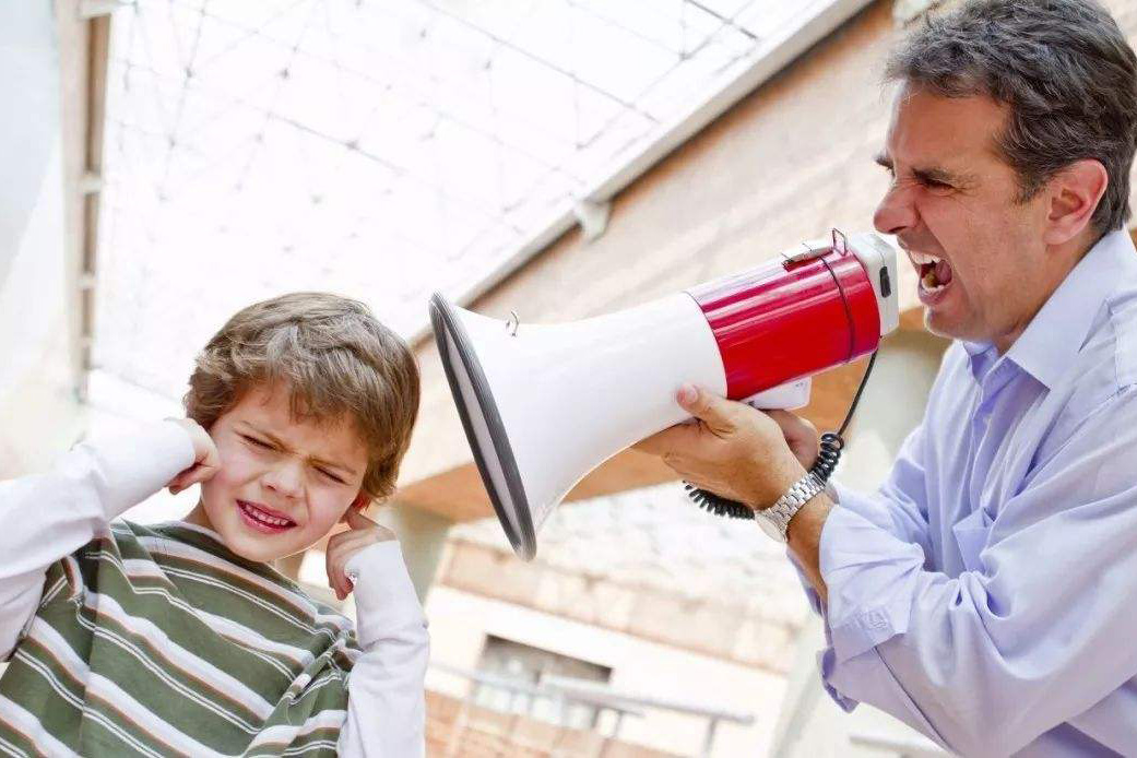 孩子犯错被打都不肯承认错误,孩子犯错误该如何批评