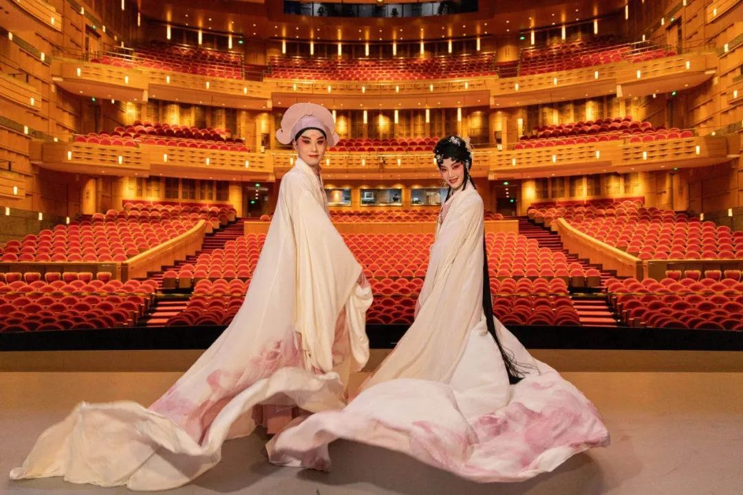 《文艺热搜榜》:张亮推出全套贝多芬唱片,龙美术馆60元看5个展